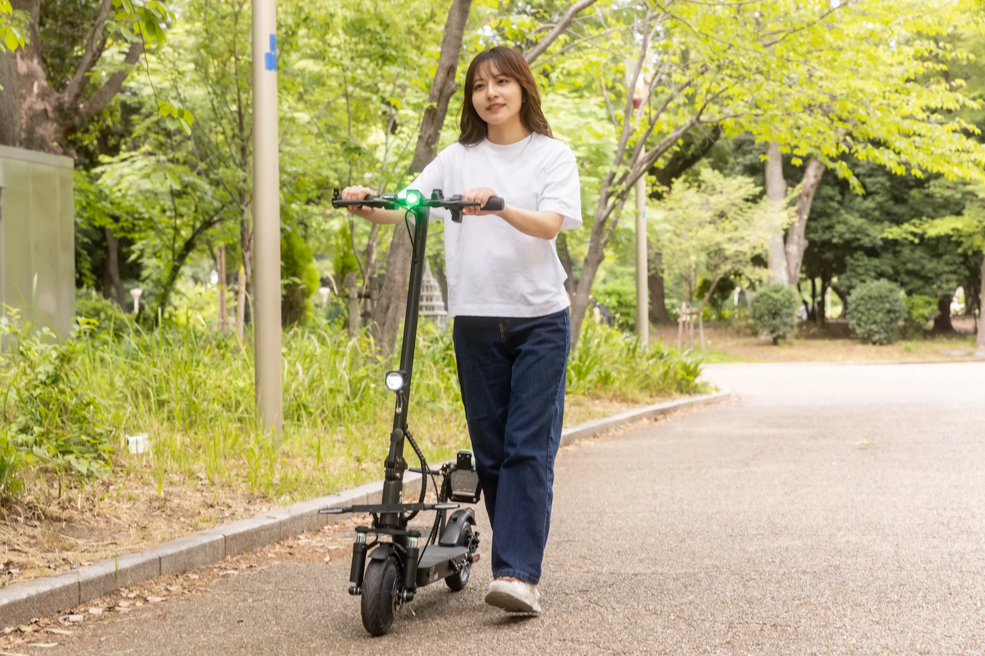 eXs 1 TKGと公園を歩く女性