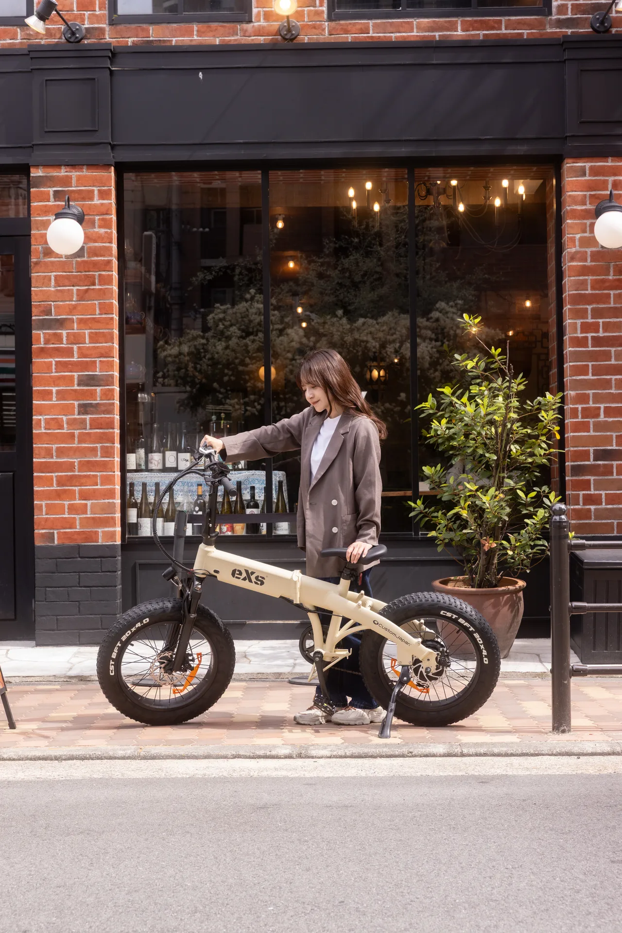 eXs Streetと女性の街歩き