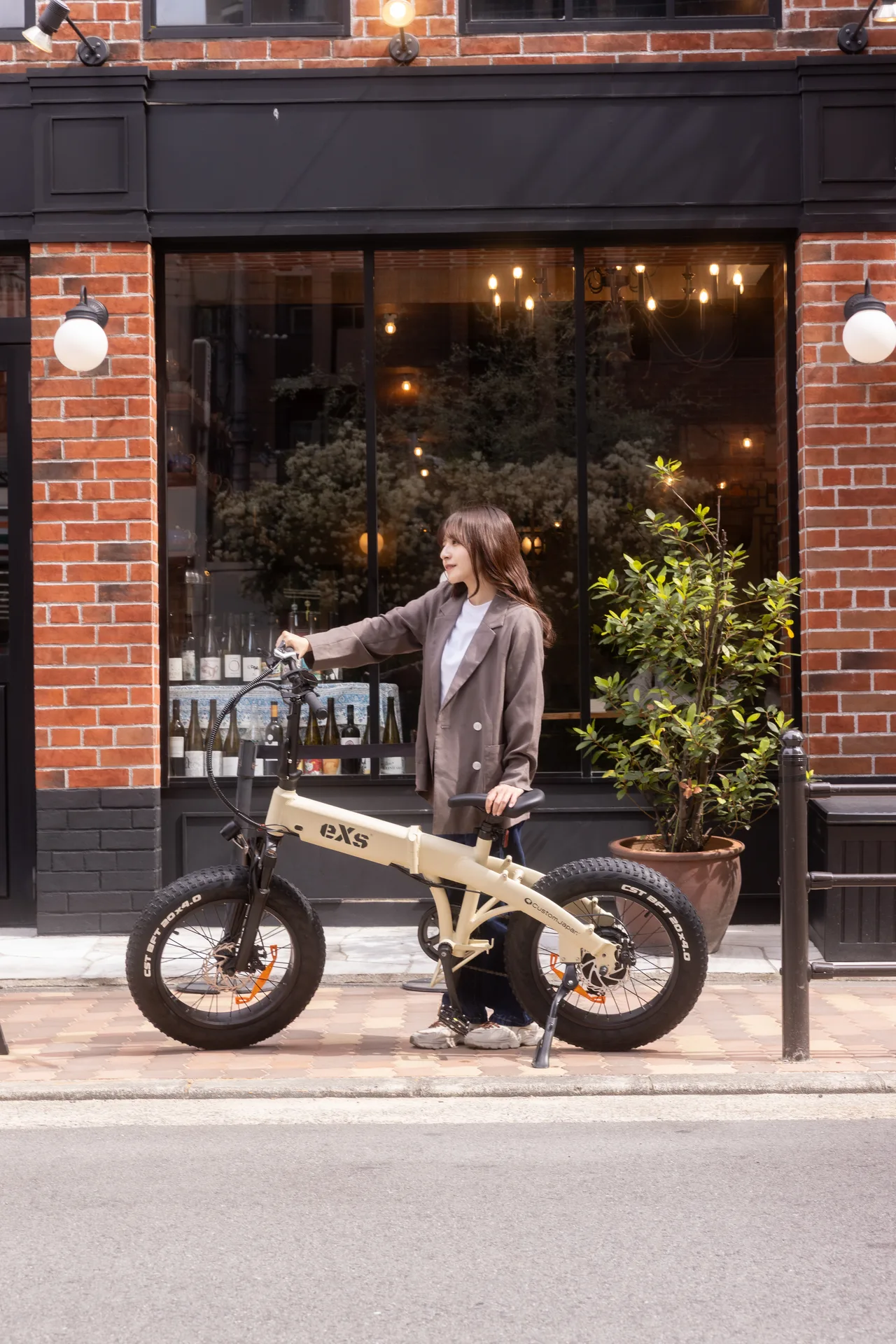 eXs Streetとカフェ前の女性
