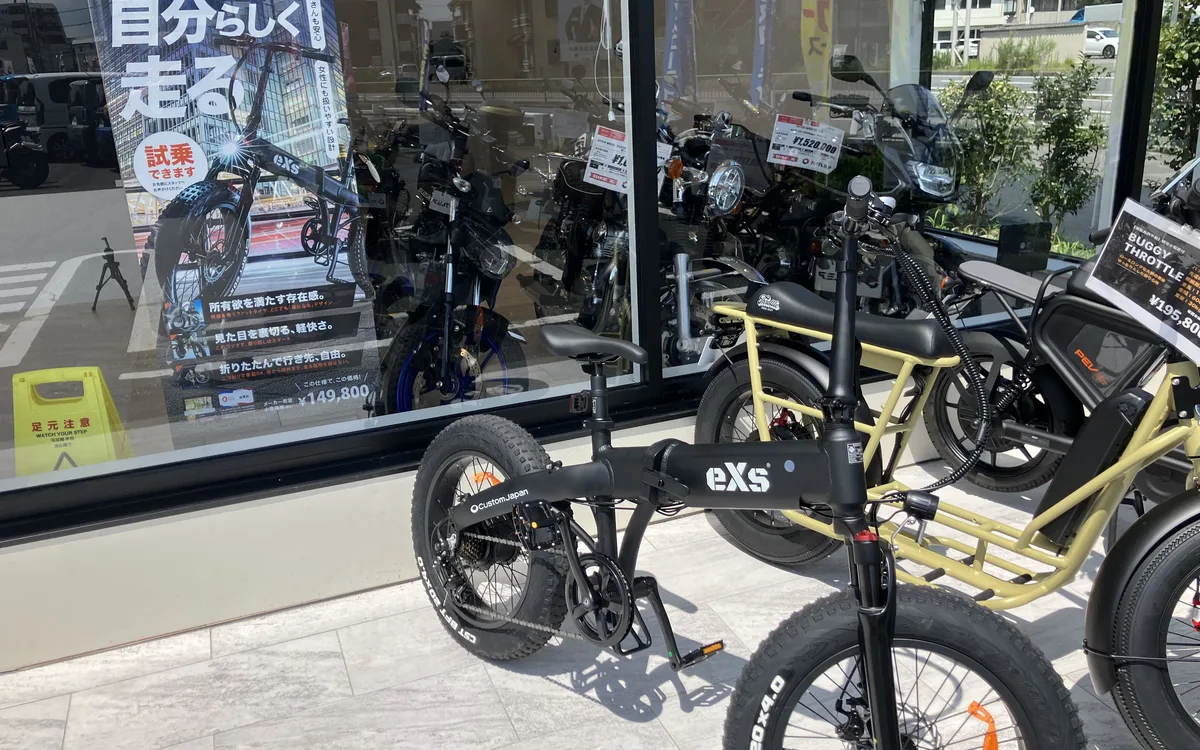 カープレミア西東京店の店頭に展示されたeXs Street