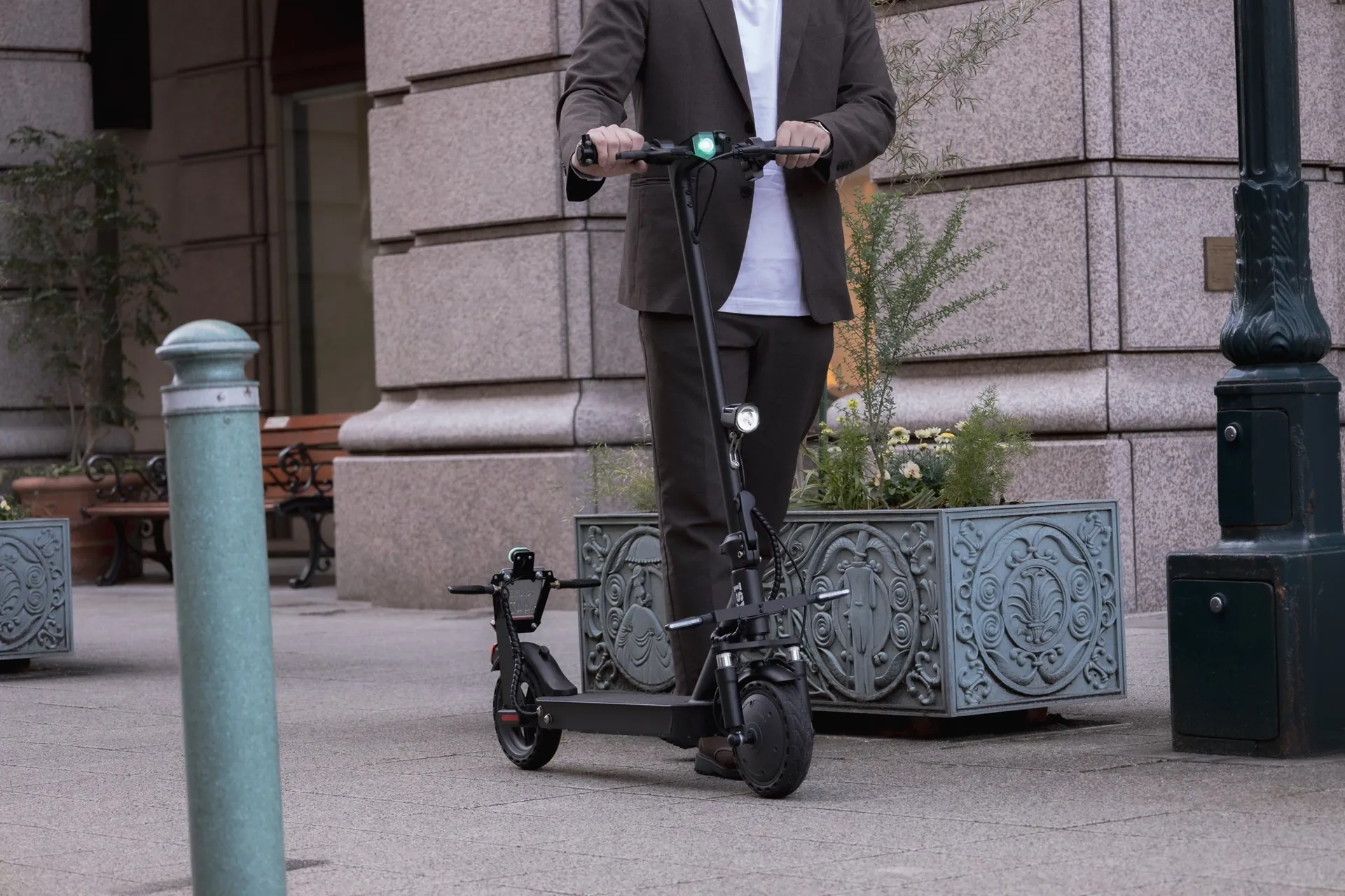 eXs 1 TKG で街を走る男性